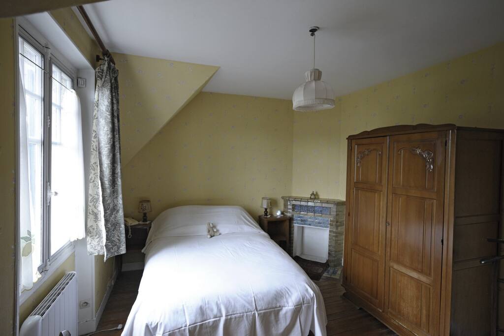 Chambre lit double à l'étage