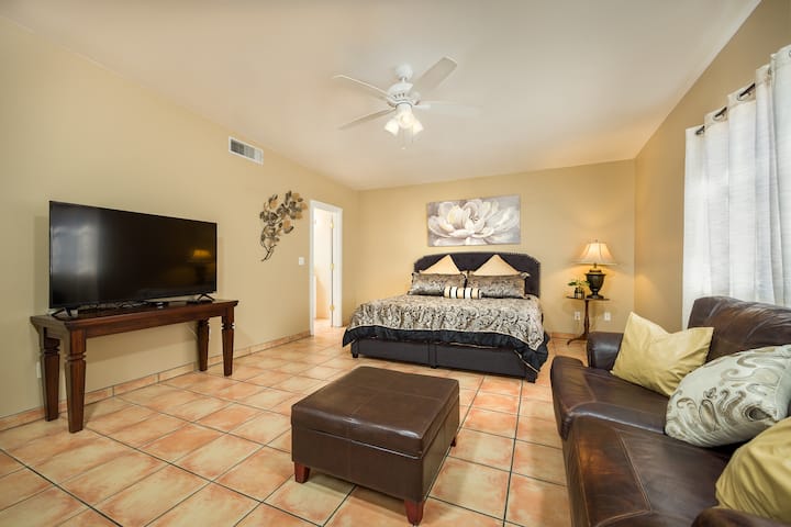 Master Bedroom Suite ina kitanda cha ukubwa wa mfalme, TV ya 50"na Roku, kiti cha upendo cha ngozi, na ottoman. Chumba hiki cha kulala cha Mwalimu kinafaa kwa wanandoa wowote wanaotaka/wanaohitaji faragha kutoka kwa wageni wengine. Inc 's Master BA na kabati la kutembea