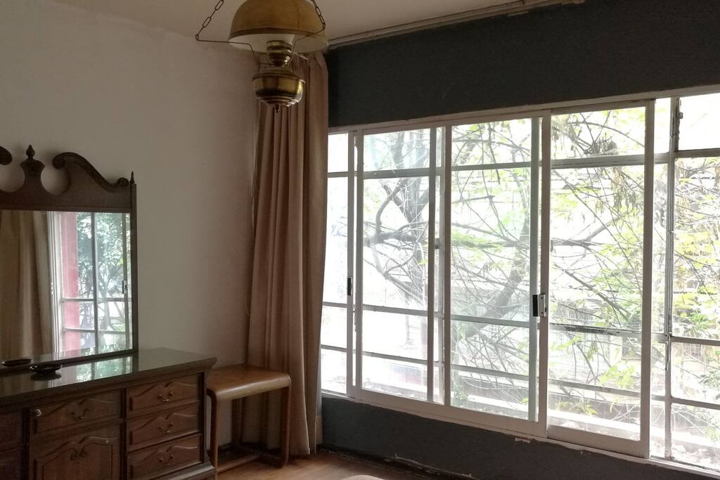 La habitación tiene grandes ventanas que brindan gran iluminación.