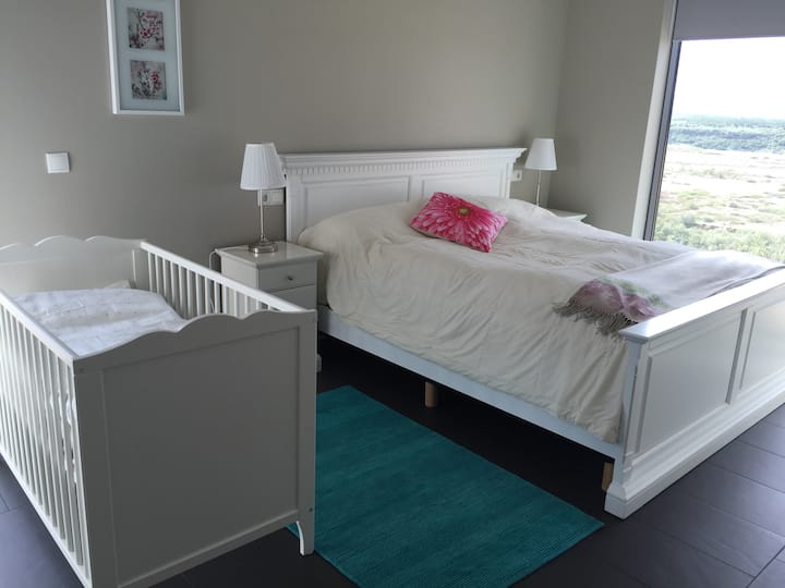 Најголемата спална соба. Достапно е детско креветче за млади посетители.