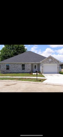 Comfy and Modern:
1 Guest Room
Free WiFi
30+ days