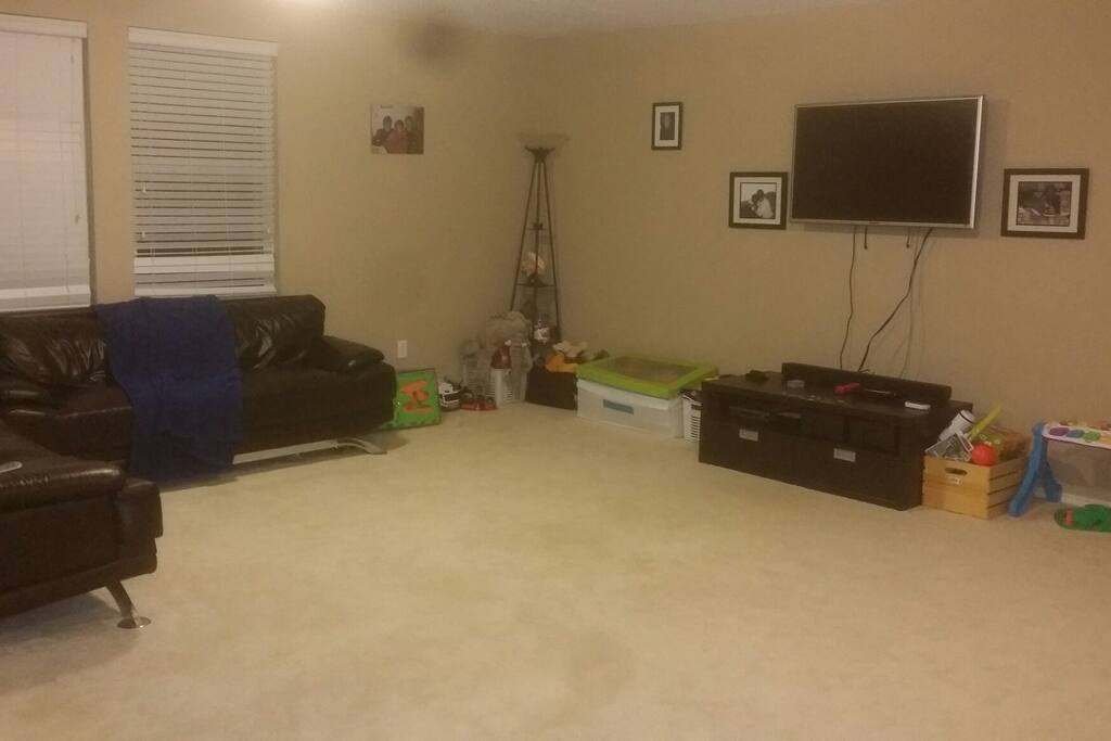 Guest private living room... Cable and Internet available.