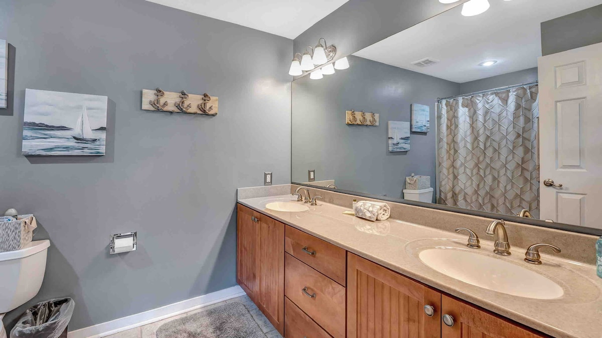 Luxury Lakefront Knolls Condo w/ Pool & Hot Tub photo 10