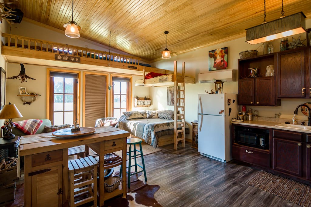 Cozy one room cabin has it all