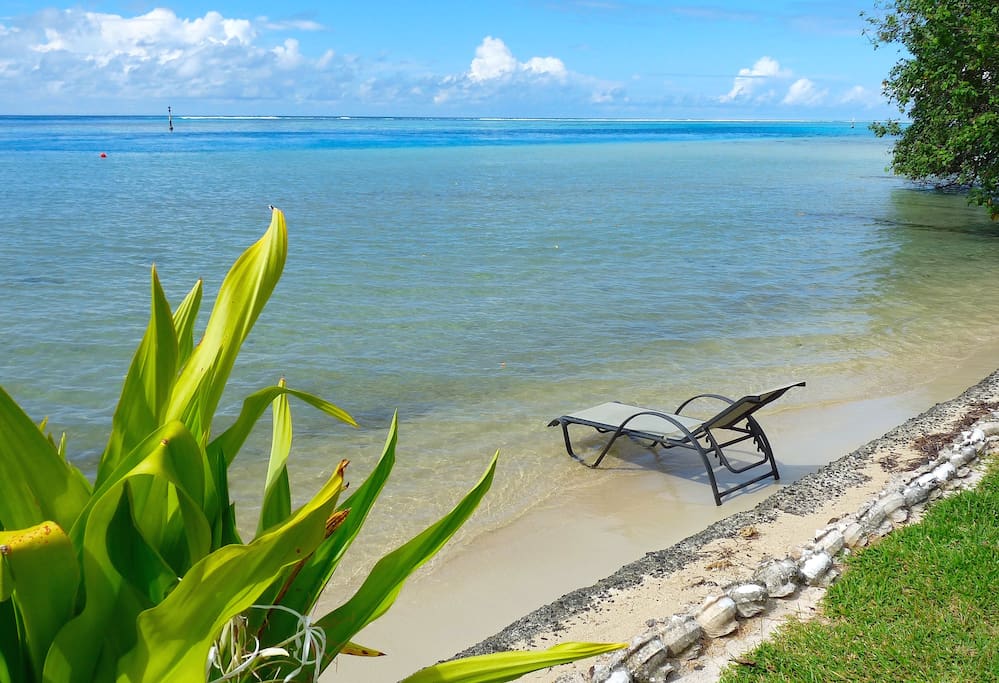 Front de plage devant la villa Poerani