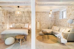 Charming+Old+Stone+Home+with+Modern+Luxuries+and+Courtyard