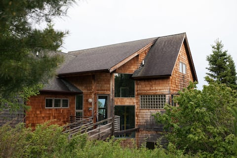 Honeymoon House on Superior Pebble Beach