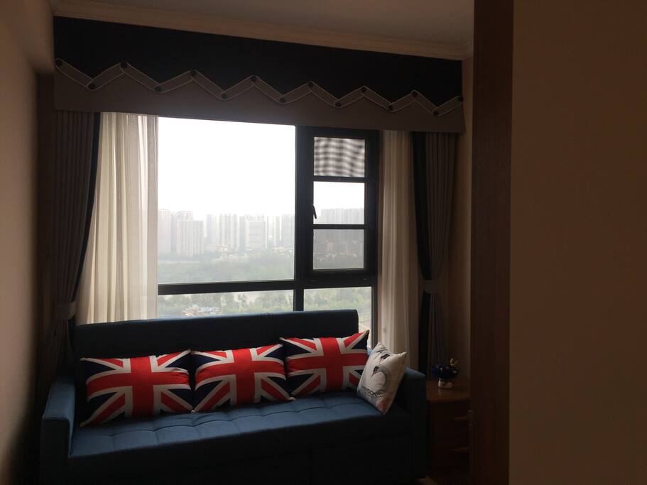 书房兼客卧,风格清新又雅致,窗帘和沙发床的蓝色让人心静,墙上的画和地上绿色的植物营造了一份冥想的氛围!