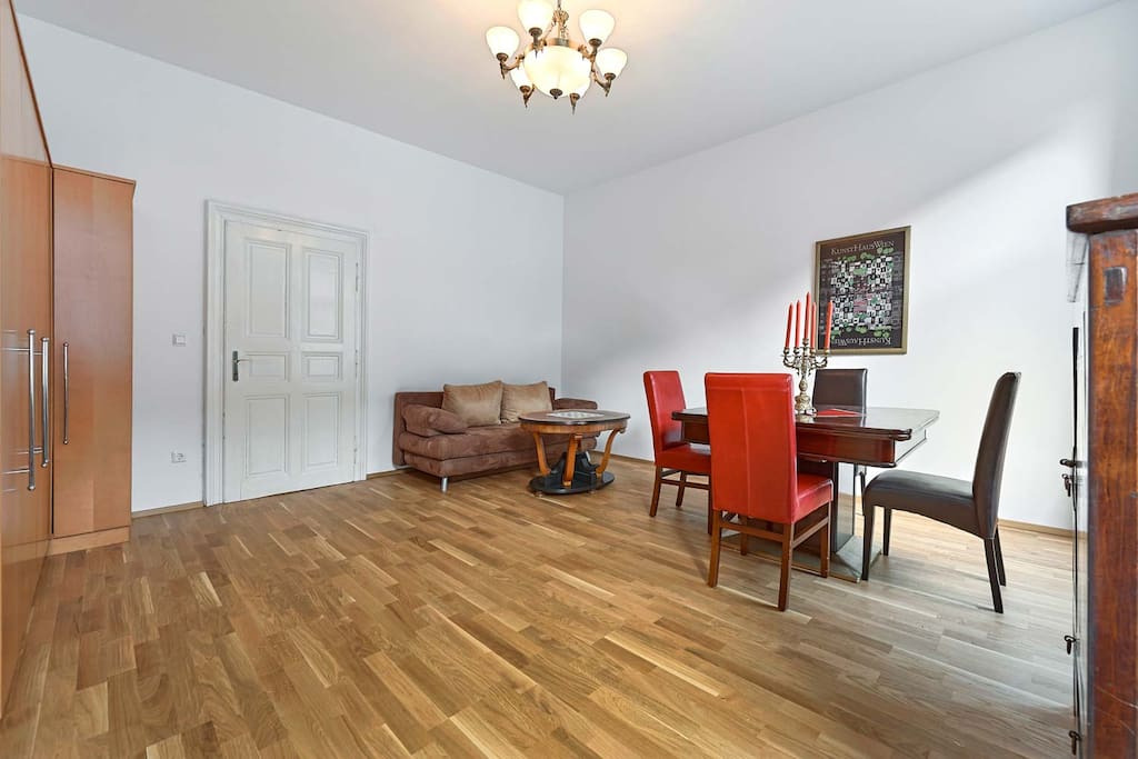 Wohnzimmer mit ausziehbarer Couch.