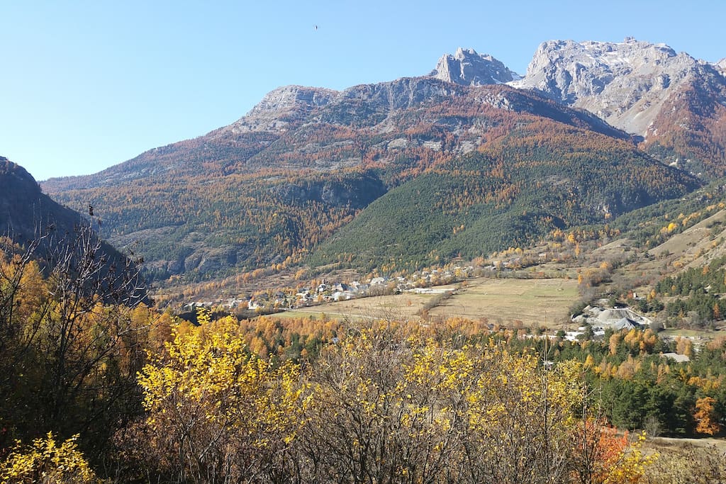 Le village de Prelles, le massif des écrins juste derrière