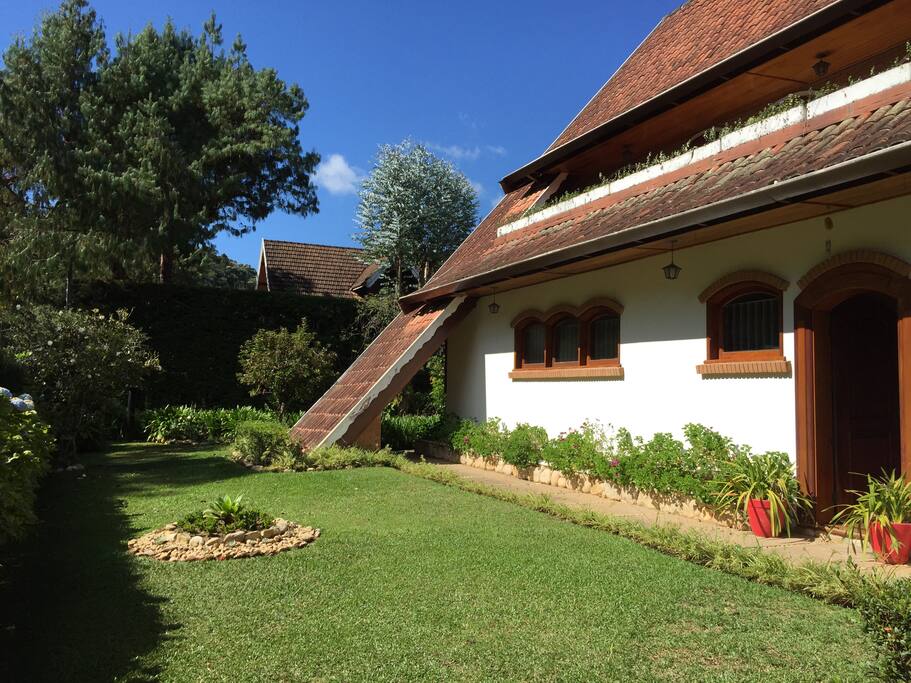 Jardim lateral, entrada da sala
