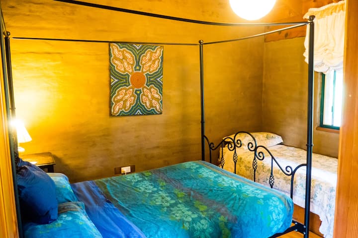 Spálňa s manželskou posteľou a jednolôžkom