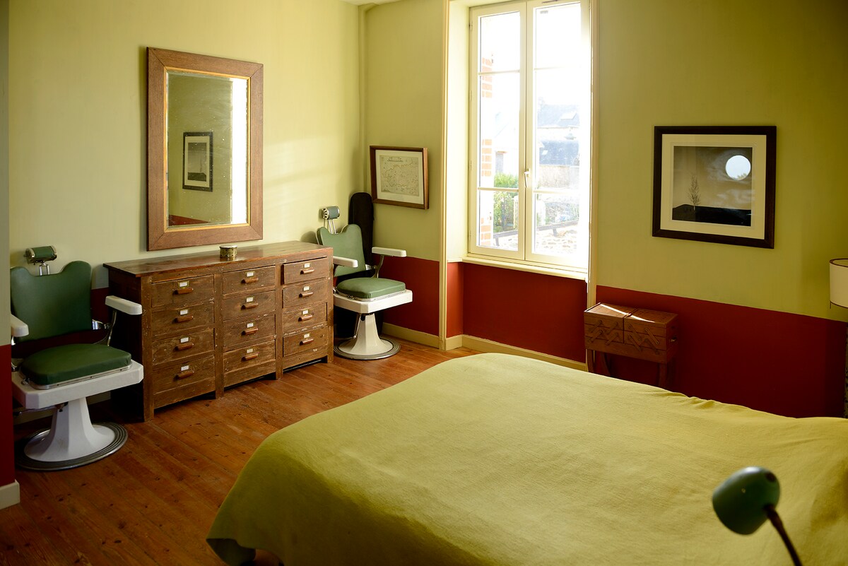 Დიდი მწვანე საძინებელი ცალკე სააბაზანოთი