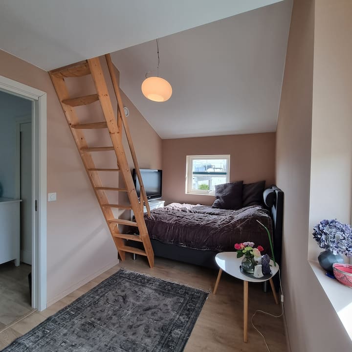 slaapkamer op de tweede verdieping metTwin Bed, en een kleine loft met matras voor een. 