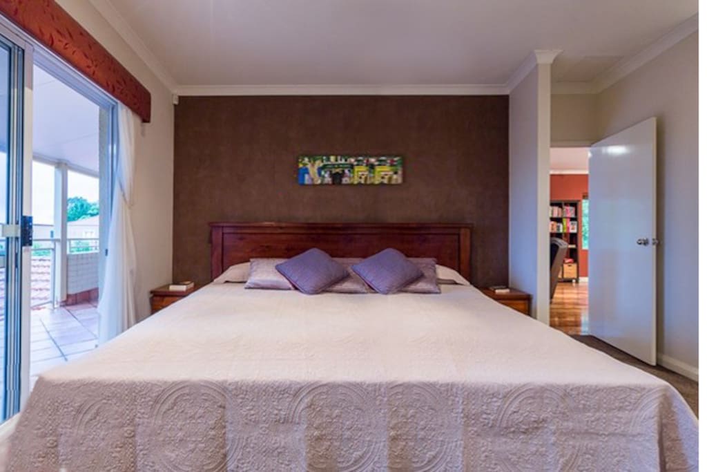 MAIN BEDROOM KING SIZE BED