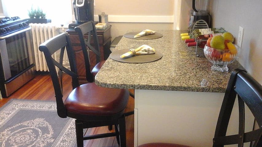 2 apartments in the heart of downtown Newport gallery image 3