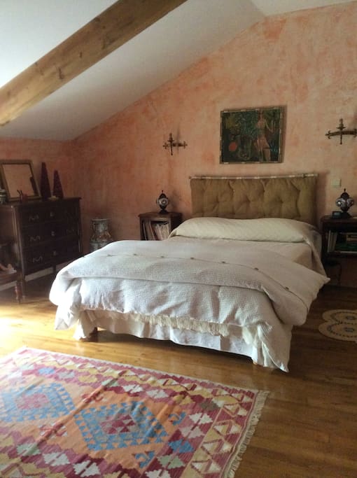 La chambre à l'étage.
Second floor bedroom.