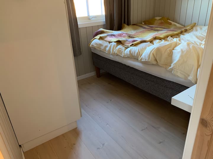 Спална соба 1
Големина на креветот: 160 x 200 см. Големина на јорган: 140 x 220 см