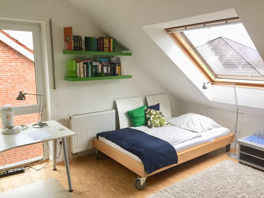Ein gemütliches Bett wartet auf dich. Das Dachfenster hat elektrische Außenrolladen. Die Rolladen am großen Fenster sind manuell zu bedienen. Das Fenster hat ein Mückennetz.
