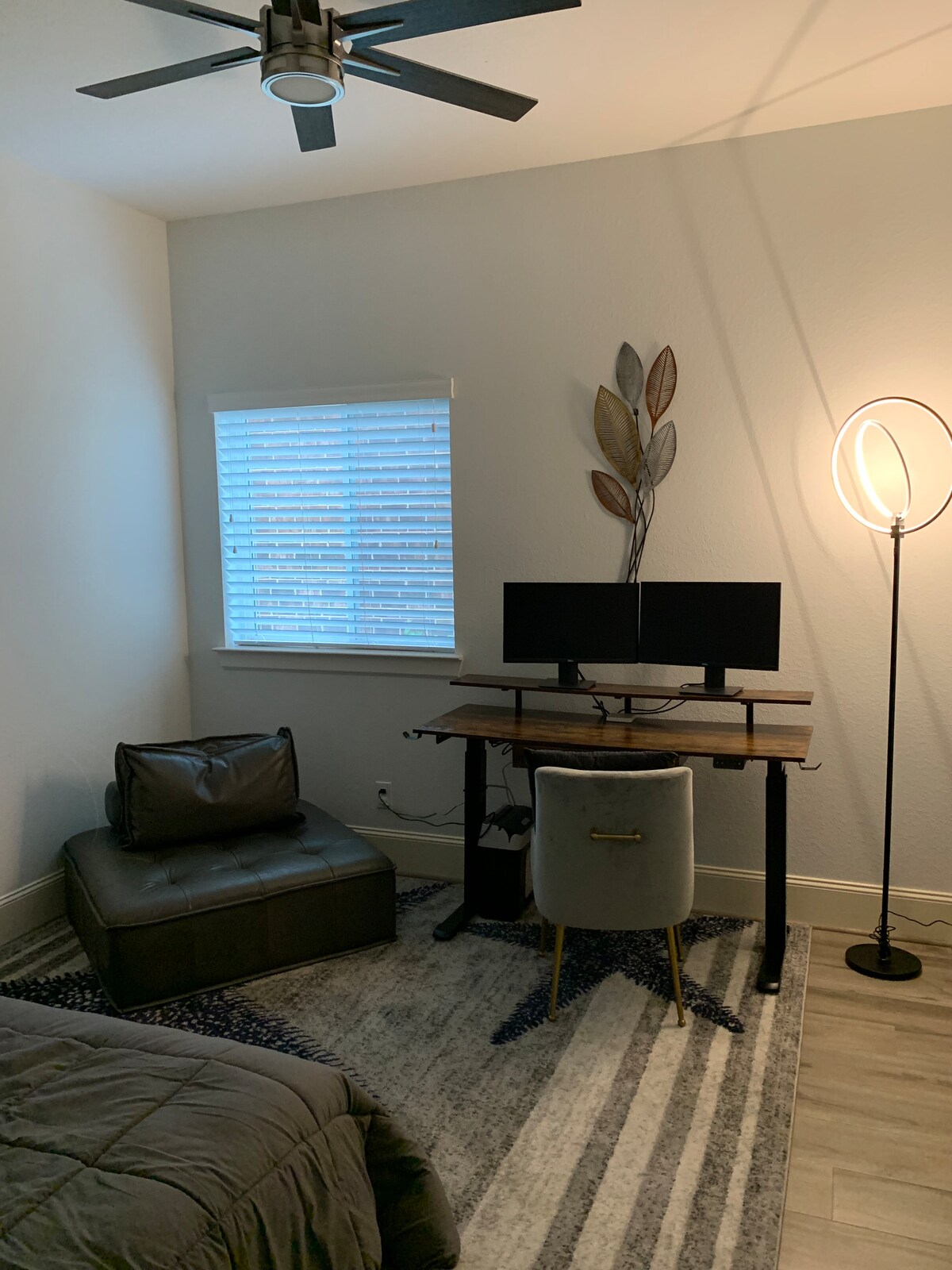 Dormitorio/oficina. Escritorio de altura ajustable con monitores dobles.