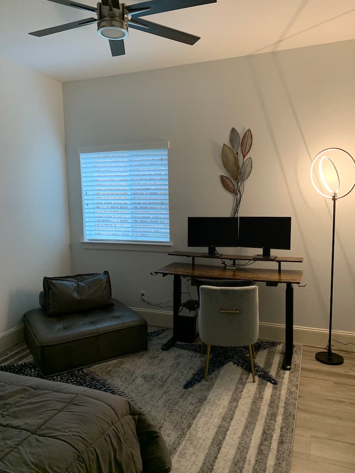 Chumba cha kulala/Ofisi. Dawati la urefu linaloweza kurekebishwa na wachunguzi wawili