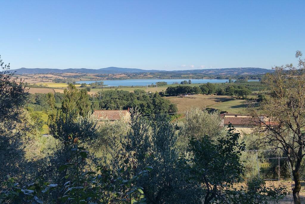 la vista sul Lago di Chiusi da casa