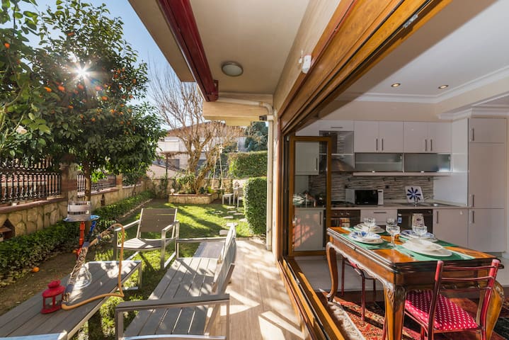 Private Garden “Pi House Villa Garden” in Cihangir