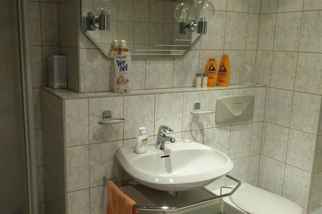 Bad mit Dusche, Toilette ....