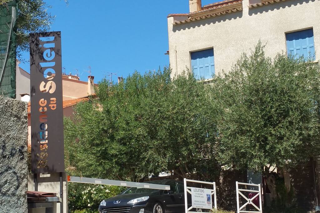Parking privé sur la propriété