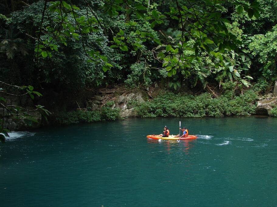 Para tí que éres amante de las actividades al aire libre, practica el kayakismo en aguas planas.