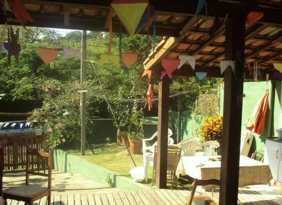 Varanda tranquila - cadeiras - mesas - rede - pequeno gramado