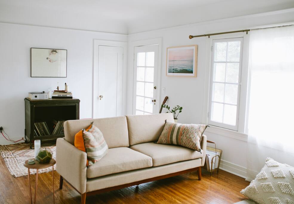 Fully furnished, spacious living room