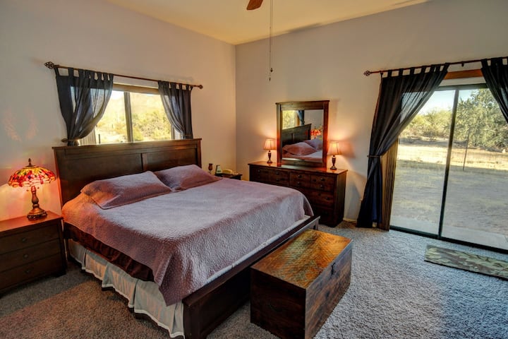 Hlavná spálňa s manželskou posteľou King a posuvné dvere