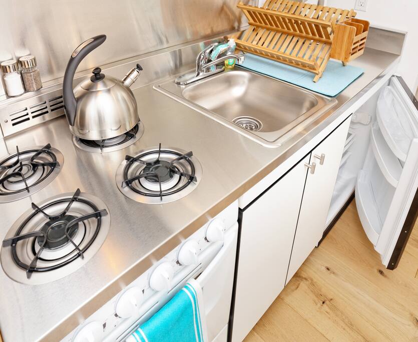 Gas stove and refrigerator/freezer.
