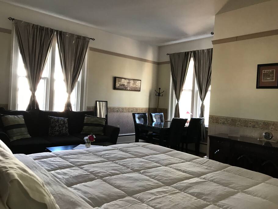 Private bedroom (Room 102)