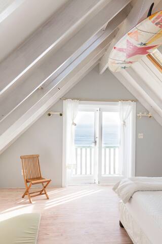 Romantic little hideway with stunning views gallery image 5