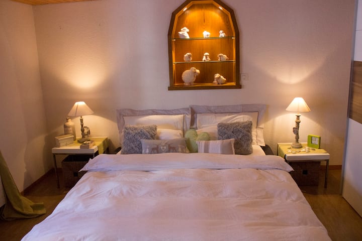 Პირველი სართული - ოთახი 2 ვერანდით ბაღში