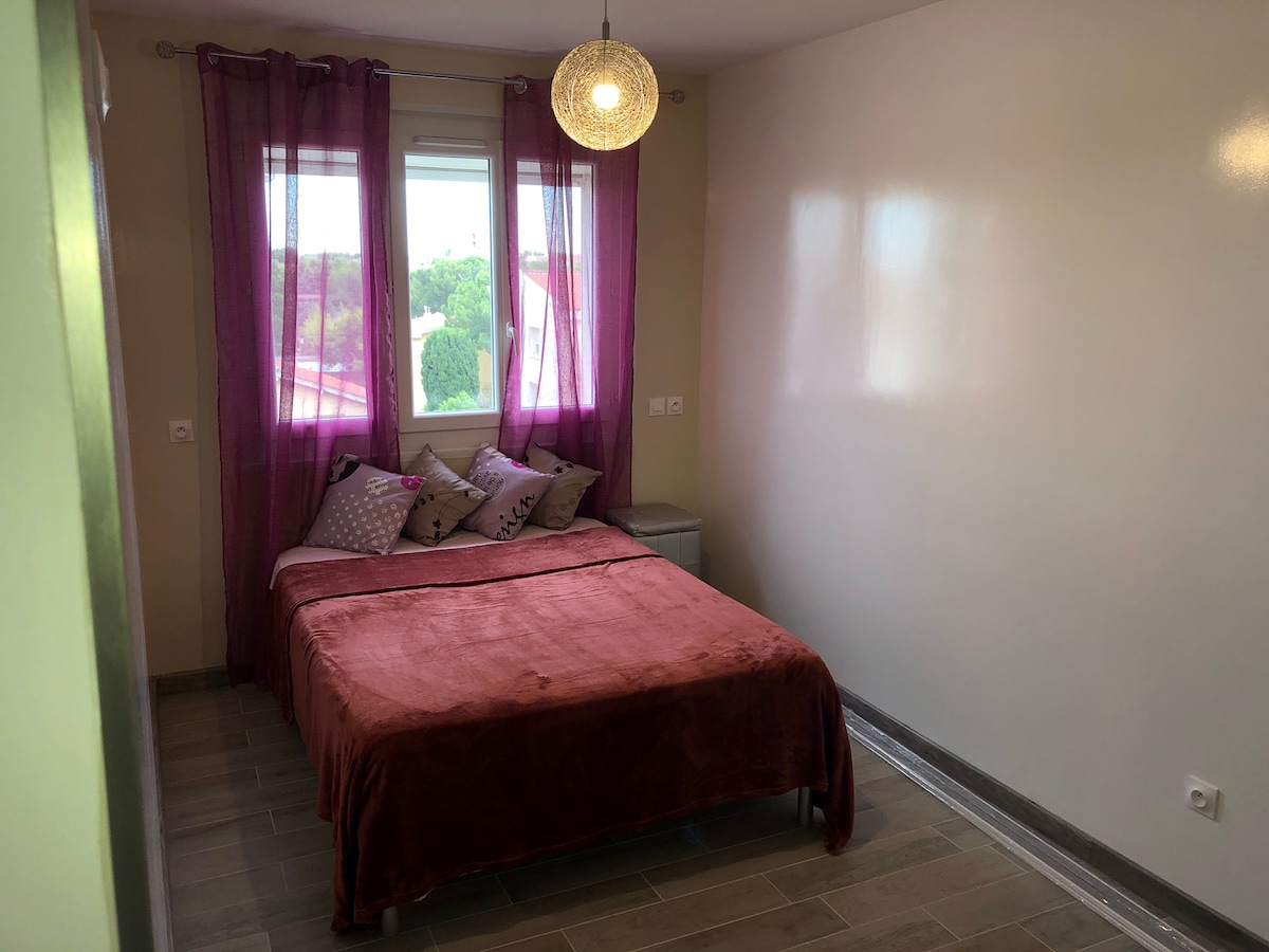 Голяма спалня с просторно и удобно двойно легло.
