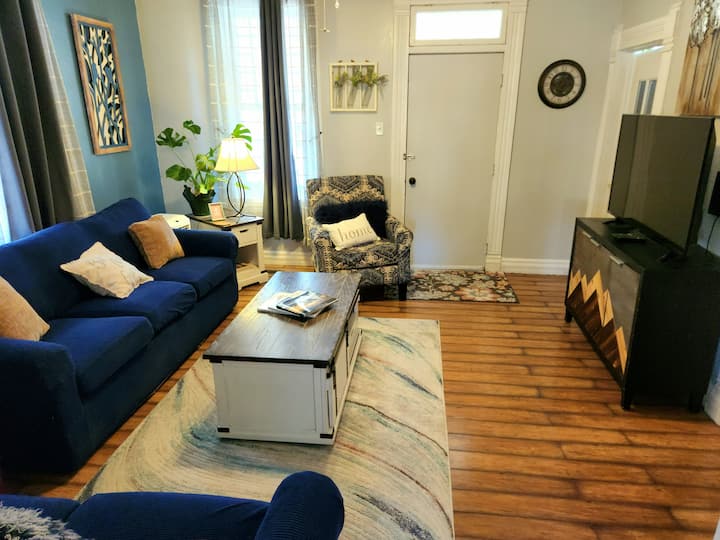 The Emerald Nest - Cute Updated 1880s Cottage - Colorado Springs, CO