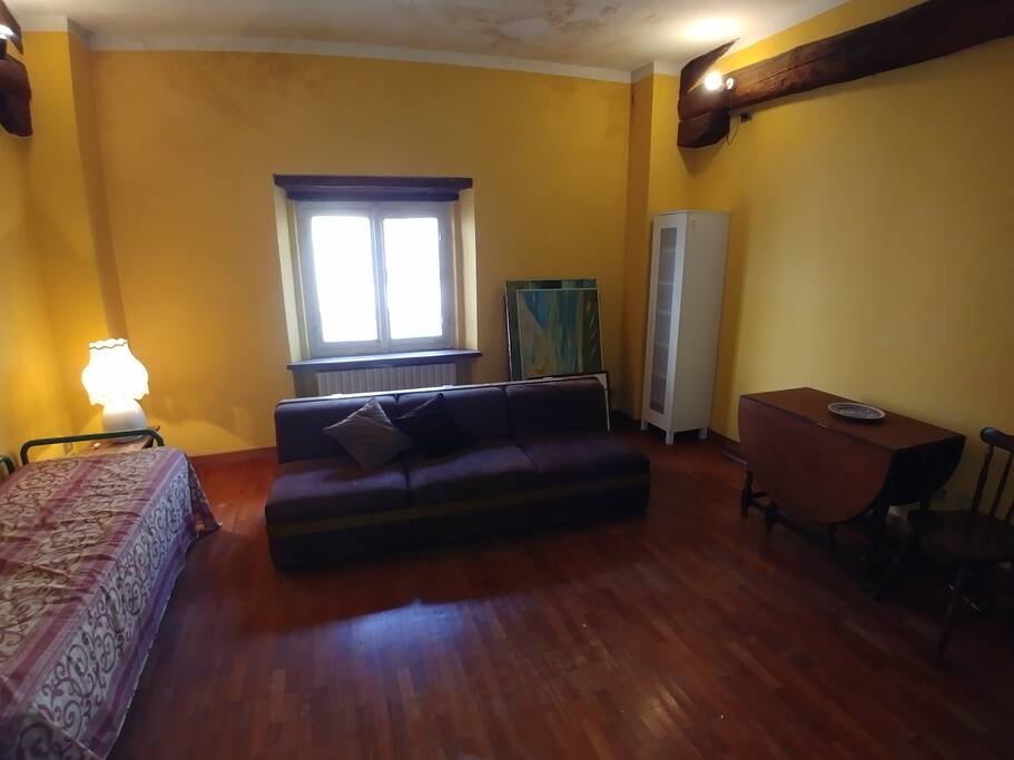Soggiorno con divano letto e divano (2)