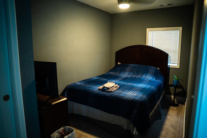 The bed is a Queen Sized Serta. Two can sleep comfortably, additional futon in the office available after check in for accomodations. Closet w/hangers, workspace with desk, WiFi, Smart TVs, shelf space and common room has ammenities as well.