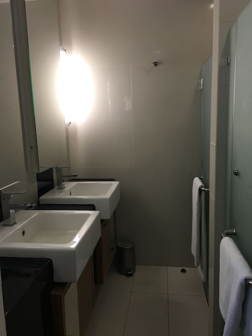 Room 2 bath room = Toilet