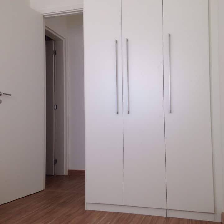 带bicama的卧室橱柜