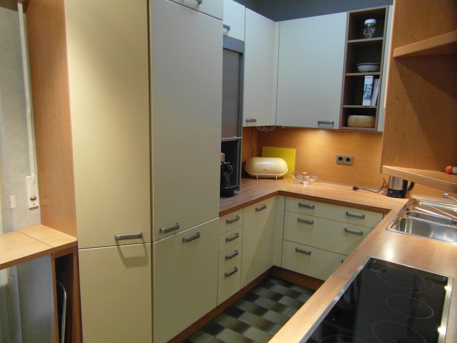 Kühlschrank, Nespresso und eine Filtermaschine