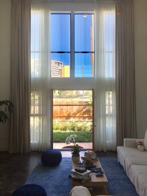 Living room / high ceilings