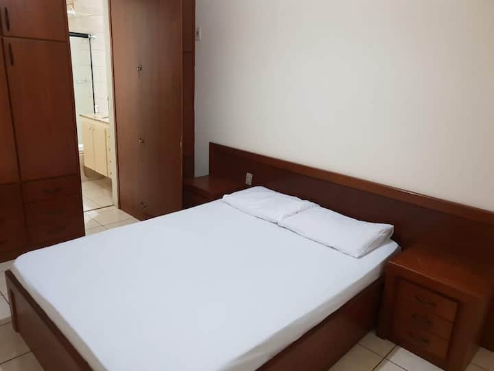 Suite que mira desde la ventana al baño. 