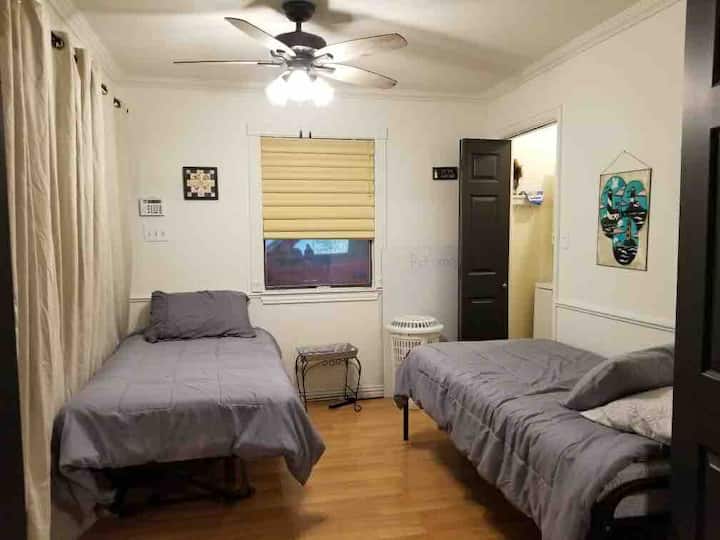 Spavaća soba s perilicom i sušilicom u ormaru za goste. Bračni kreveti ili 1 bračni krevet (180x200) kad se spajaju. Nova boja i stropni ventilator 2021.