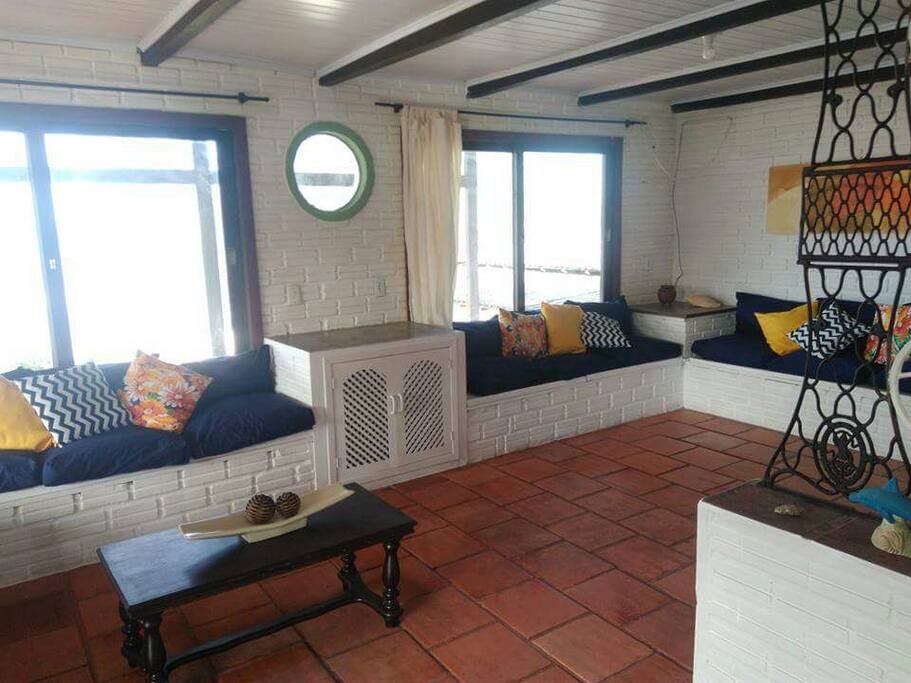 Sala de estar com vista para o mar