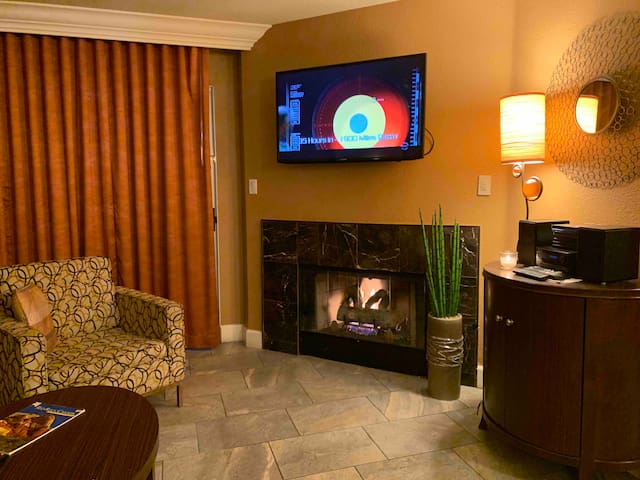 Amazing RESORT CENTER-STRIP!! COVID-Sanitized.