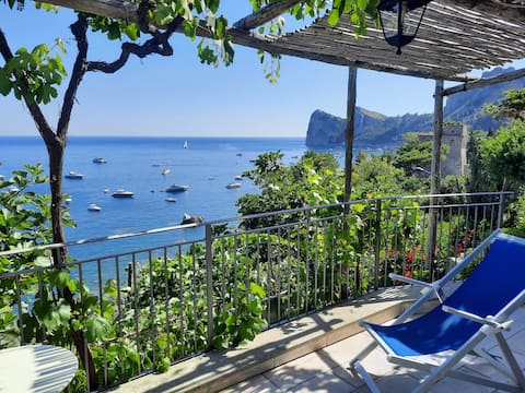 Top performing Airbnb: THE LIVING STONE, Marina del Cantone in Massa Lubrense